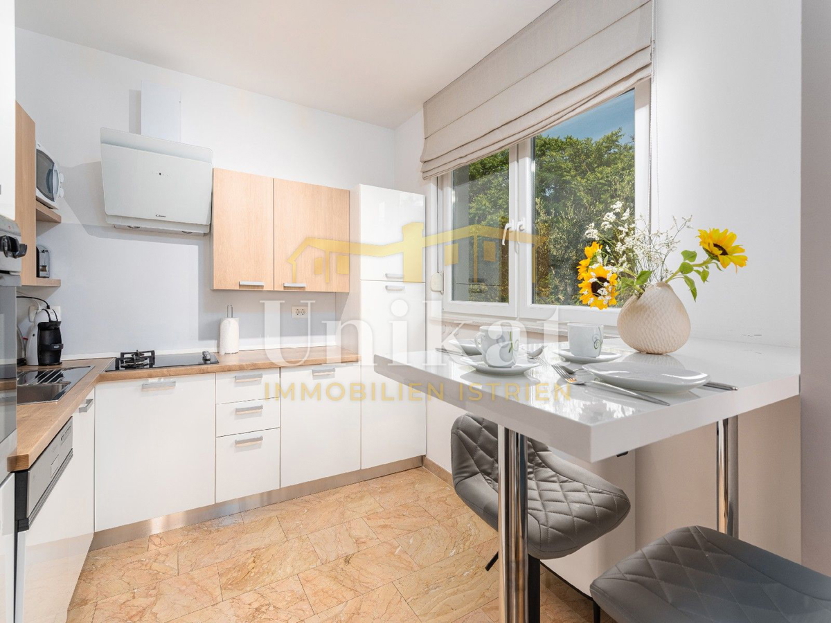 Villa moderna con piscina interna ed esterna